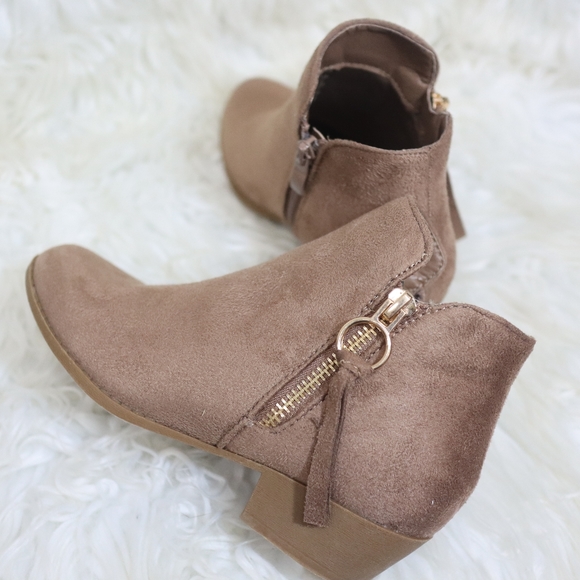 2Y Dusty Rose Booties - Picture 4 of 16